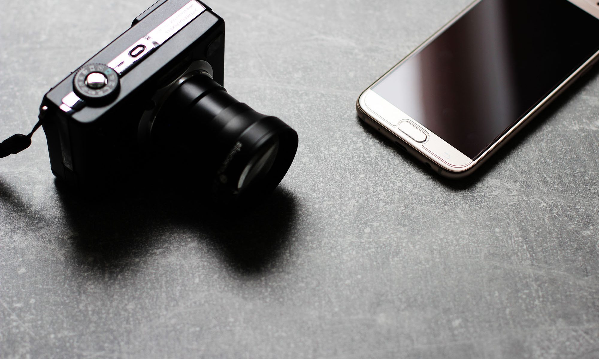 Digitale Fotokamera und Smartphone