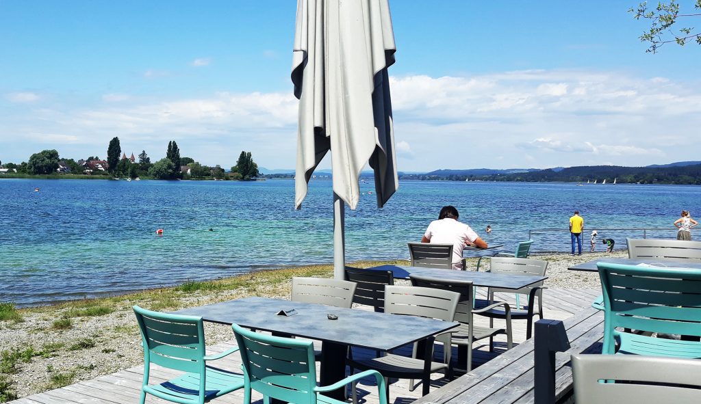 Insel Reichenau: Ausflugslokal im Strandbad mit Blick auf den See